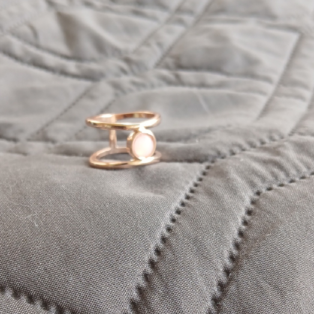 Elegant Gold and Pink Women's Ring